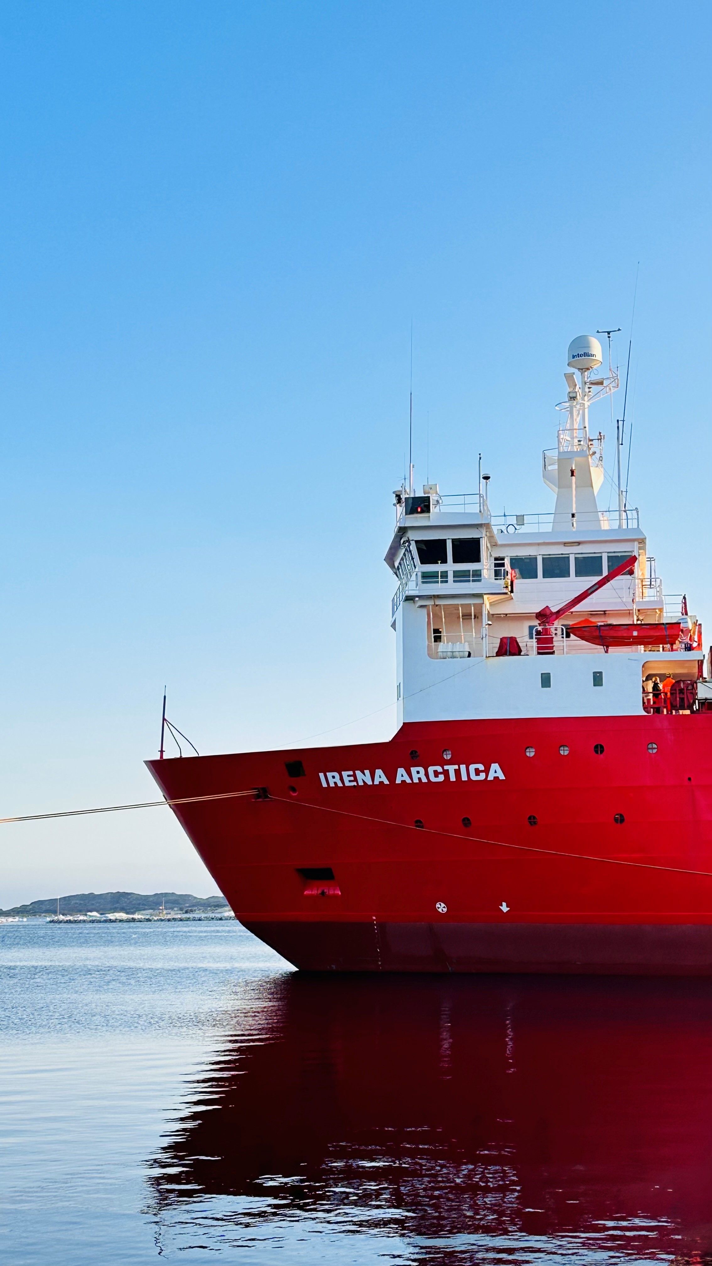 04. Irena Arctica losser i Nanortalik.jpg